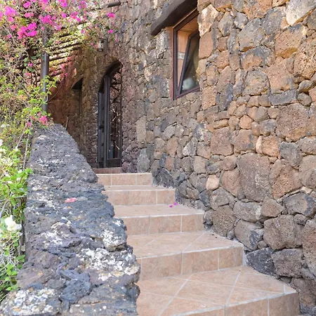 Castillo Lanzarote Bentley - Luxury -sleep In A Volcanic Cave Tias